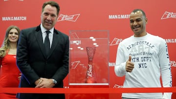 Seaman y Cafú, ayer en Moscú, donde será el sorteo.