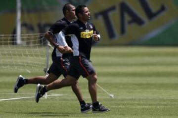 Héctor Tapia y Miguel Riffo trotan en las canchas del Monumental. Eran otros tiempos.