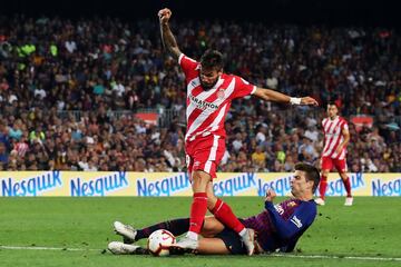 Piqué no puede ganar en carrera a Portu quien logra rematar. Stuani marca el 1-2 tras el rechace.