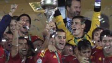 <b>OTRA VEZ CAMPEONES. </b>La Selección Sub-19 celebra su sexto Europeo de la categoría. Derik, en segundo plano, levanta la copa de campeones al cielo.