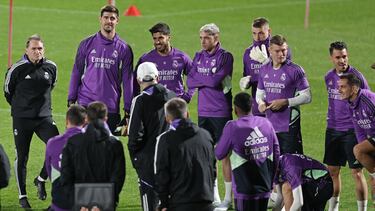 Los jugadores del Real Madrid en el entrenamiento oficial previo a la semifinal de la Supercopa de España contra el Valencia, realizado en el estadio del Al Nasr.