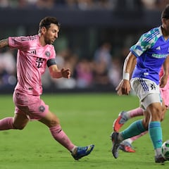 El abrazo de Obed Vargas a Lionel Messi