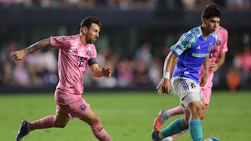 Sep 16, 2025; Fort Lauderdale, Florida, USA; Inter Miami CF forward Lionel Messi (10) chases Seattle Sounders midfielder Obed Vargas (18) during the second half at Chase Stadium. Mandatory Credit: Sam Navarro-Imagn Images