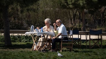 Un matrimonio sentado en una mesa el día que comienza la primavera, en el parque de Les Glòries, a 20 de marzo de 2023, en Barcelona, Catalunya (España). Esta estación dura aproximadamente 92 días y 18 horas, y termina el 21 de junio con el comienzo del verano en el hemisferio norte y el invierno en el sur. El inicio de la primavera es la época del año en que la longitud del día se alarga más rápidamente y los días tienen más horas de luz. El cambio de hora del próximo fin de semana, el último del mes de marzo, en el que se adelanta el reloj una hora, también contribuye a que los días sean más largos.
20 MARZO 2023;BARCELONA;CATALUNYA;COMIENZO DE LA PRIMAVERA 2023
David Zorrakino / Europa Press
20/03/2023