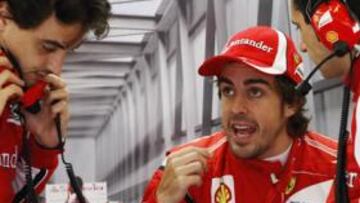 <b>DURO TRABAJO. </b>Alonso habla con sus ingenieros durante la calificación de ayer en Estambul.
