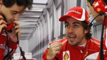 <b>DURO TRABAJO. </b>Alonso habla con sus ingenieros durante la calificación de ayer en Estambul.