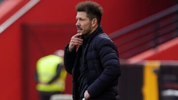Simeone, pensativo durante el Granada-Atlético