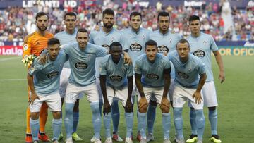 Los jugadores titulares del Celta contra el Levante posan en formación antes del inicio del partido.
