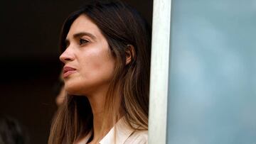 Sara Carbonero escuchando las palabras que pronunció Iker Casillas cuando recibió el alta tras ser operado del infarto de miocardio que sufrió el 1 de mayo de 2019.
