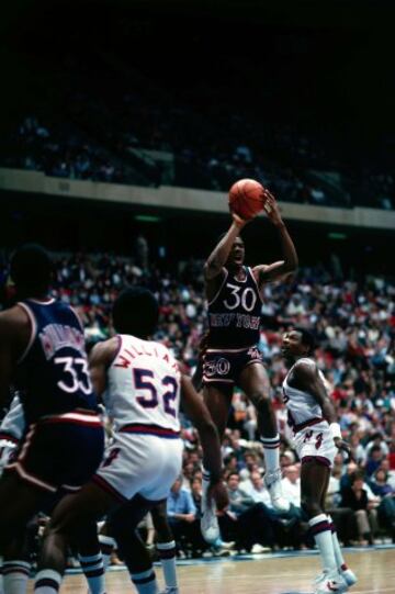 Bernard King de los New York Knicks en 1982 durante un partido contra los New Jersey
