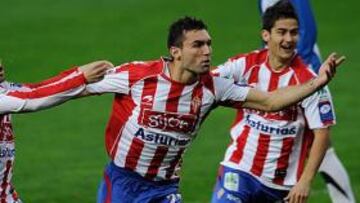 <b>TEMPRANERO. </b>Barral, ayer, junto a Lora y Cases celebrando el gol más rápido de la Liga.
