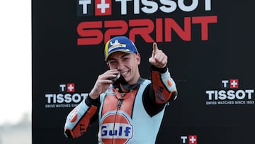 Raúl Fernández en el podio del esprint de Tailandia.