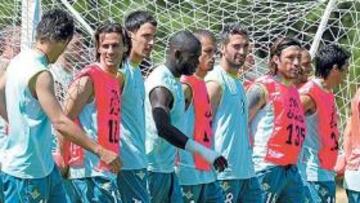 <b>LISTOS. </b>Fernando Vega, Edu, Capi, Melli, Emaná, Juanma, Arzu, Pavone, Mark González, Lima, Cañita y Casto, en Montecastillo.