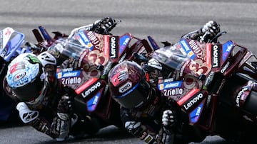 Marc Márquez y Pecco Bagnaia con la Ducati de MotoGP en Mugello.