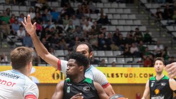 El base del Joventut, Andrés Feliz con el balón ante la defensa del Monbus Obradoiro.