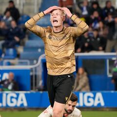 Inversión fallida y sequía goleadora: el doble problema en la delantera de la Real