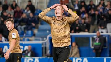 VITORIA, 23/04/2025.- El delantero islandés de la Real Sociedad, Orri Oskarsson, se lamenta de una ocasión fallada durante el partido de la jornada 33 de LaLiga que Deportivo Alavés y Real Sociedad disputan hoy miércoles en Mendizorroza. EFE/ Adrián Ruiz Hierro
