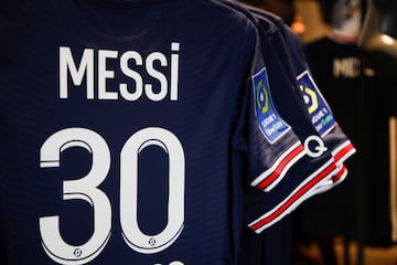 Numerosos aficionados del Paris Saint-Germain se han agolpado en la puerta de la tienda oficial del estadio para conseguir una camiseta del astro argentino.