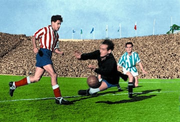 (1945-58) Máximo goleador de la historia del Atlético de Madrid con 150 goles. Miembro de las dos grandes delanteras rojiblancas de la época, la de seda y la de cristal. Escudero goleó durante sus trece años como referente ofensivo del Atlético.