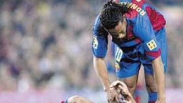 <b>OTRA VEZ AL QUIRÓFANO. </b>Henrik Larsson yace en el suelo, mientras Ronaldinho se interesa por él. El sueco volverá a ser operado, no se sabe cuándo ni dónde.