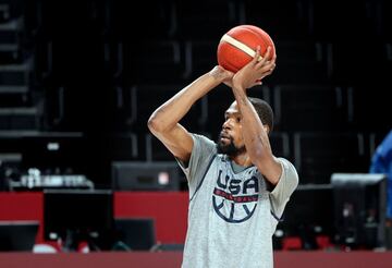 La estrella de los Brooklyn Nets, Kevin Durant, poseedor de dos medallas de oro olímpicas en su haber, ha visto cómo sus inversiones fuera de la cancha le han procurado un lucrativo imperio más allá de su lucrativo contrato como jugador. El dos veces campeón de la NBA, como revela Forbes,  se ha convertido en un magnate gracias a su propia firma de capital de riesgo, Thirty Five Ventures, una especie de paraguas empresarial bajo el que hay una fundación o una productora. Durant también forma parte del accionariado de los Philadelphia Union de la MLS y evidentemente cuenta con copiosos acuerdos de patrocinio como el que mantiene con Nike. Ganancias totales en el último año: $75M. En el caso de los jugadores de la NBA presentes en este ranking, la estimación también incluye un recorte del 20% de su salario a causa de la pandemia.