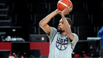 La estrella de los Brooklyn Nets, Kevin Durant, poseedor de dos medallas de oro olímpicas en su haber, ha visto cómo sus inversiones fuera de la cancha le han procurado un lucrativo imperio más allá de su lucrativo contrato como jugador. El dos veces campeón de la NBA, como revela Forbes,  se ha convertido en un magnate gracias a su propia firma de capital de riesgo, Thirty Five Ventures, una especie de paraguas empresarial bajo el que hay una fundación o una productora. Durant también forma parte del accionariado de los Philadelphia Union de la MLS y evidentemente cuenta con copiosos acuerdos de patrocinio como el que mantiene con Nike. Ganancias totales en el último año: $75M. En el caso de los jugadores de la NBA presentes en este ranking, la estimación también incluye un recorte del 20% de su salario a causa de la pandemia.