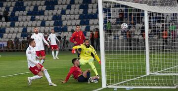 Jordi Alba logra colgar el balón, Morata no logra rematar en el primero palo y eso hace que en el segundo Ferrán logre rematar a placer para poner el empate.


GOL