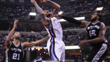 Chris Andersen trata de anotar ante LaMarcus Aldridge y Tim Duncan.