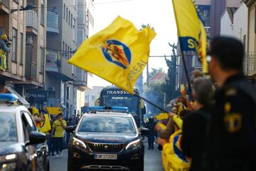 As赤 recibieron los seguidores al Villarreal a su llegada al estadio.