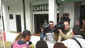 Ayer eran los periodistas quienes seguían al jugador brasileño. Al final acabó atendiendo a la prensa rosa.