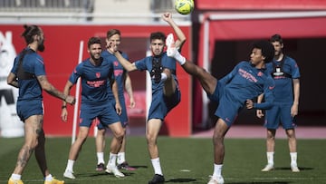 Munir, en el centro, durante un entrenamiento con el Sevilla. 