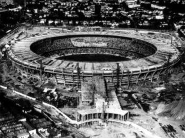 En la Final de la Copa del Mundo de 1950, el llamado 'Maracanazo' registró oficialmente 173,850 personas.