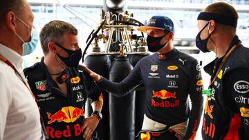 Max Verstappen habla con miembros de Red Bull en el box de Sochi.