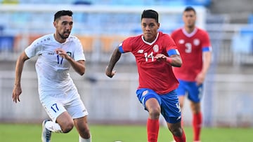 (FILES) In this file photo taken on September 27, 2022, Costa Rica's Orlando Galo (R) fights for the ball with Uzbekistan's Sardor Sobirkhujaev (L) during a friendly football match between Uzbekistan and Costa Rica in Suwon. - Costa Rica midfielder Orlando Galo tested positive for a banned substance in September, the country's football federation (FCRF) announced on October 18. Galo, 22, was found to have traces of anabolic steroid clostebol in his urine during examinations after a 2-2 draw with South Korea last month. (Photo by Jung Yeon-je / AFP)