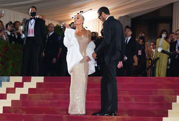 Durante la Met Gala 2022, un evento benéfico que da inicio a la exposición de moda anual del Instituto del Vestido del Museo Metropolitano de Arte de la ciudad de Nueva York, se puedo ver a Kim Kardashian llevando el vestido con el que Marilyn Monroe le cantó Happy Birthday Mr. President a Kennedy.