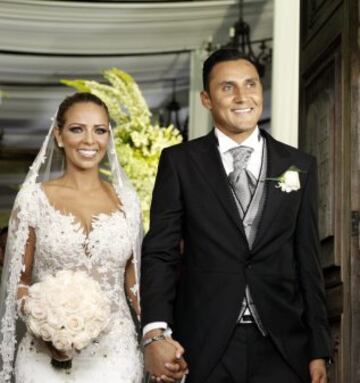 El portero costarricense del Real Madrid Keylor Navas y su esposa Andrea Salas posan ante los medios después de contraer matrimonio en Costa Rica.