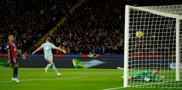 1-2. Contraataque del Atlético de Madrid. Rodrigo de Paul abre desde el medio del campo a Nahuel Molina por la banda derecha, el defensa argentino saca un centro raso, al corazón del área del Barcelona, y Aleksander Sorloth remata con la pierna izquierda para superar a Iñaki Peña en el descuento.