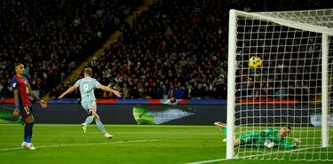 1-2. Contraataque del Atlético de Madrid. Rodrigo de Paul abre desde el medio del campo a Nahuel Molina por la banda derecha, el defensa argentino saca un centro raso, al corazón del área del Barcelona, y Aleksander Sorloth remata con la pierna izquierda para superar a Iñaki Peña en el descuento.
