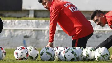 Futbol, entrenamiento de la seleccion chilena.
El jugador de la seleccion chilena Gary Medel es fotografiado durante la practica en el complejo deportivo Juan Pinto Duran de Santiago, Chile.
30/08/2016
Andres Pina/Photosport************
Football, chilean national team training session.
Chile's player Gary Medel is pictured during the training session at the Juan Pinto Duran training center in Santiago, Chile.
30/08/2016
Andres Pina/Photosport