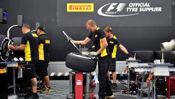 Mecánicos de Pirelli comprueban el estado de los neumáticos en el GP Bélgica 2015.