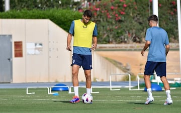 Edgar toca balón.