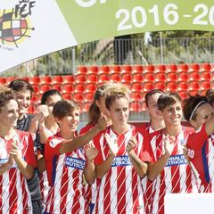El Atlético recibió la Copa de campeonas de la Liga Iberdrola