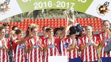 El Atl&eacute;tico de Madrid femenino levantando el t&iacute;tulo de la Liga Iberdrola.