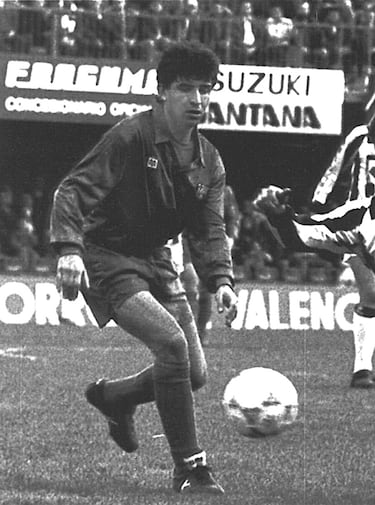 Luis Milla comenzó su carrera profesional en el FC Barcelona, donde debutó en la temporada 1984/85. Tras destacar en el filial, fue ascendido definitivamente al primer equipo en 1988, convirtiéndose en mediocentro titular en los primeros años de Johan Cruyff. Su estilo sobrio, inteligente y táctico lo convirtió en pieza clave del centro del campo. Sin embargo, una disputa contractual con la directiva y el técnico provocó su salida libre al Real Madrid en 1990, en medio de una fuerte polémica institucional.