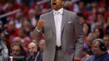 Mark Jackson, da instrucciones a sus jugadores durante el primer partido de playoffs.