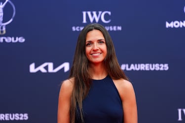 Cristina Gutiérrez piloto de rally raid española posando en la alfombra roja.