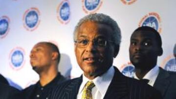 <b>SINDICATO DE JUGADORES. </b>El presidente Derek Fisher (izquierda) escucha al director Billy Hunter.