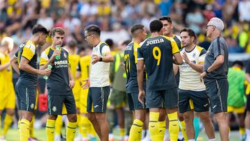 Ismael Fernández y Rubén Uría dan órdenes a sus jugadores.