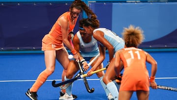 Tokyo 2020 Olympics - Hockey - Women - Gold medal match - Netherlands v Argentina - Oi Hockey Stadium, Tokyo, Japan - August 6, 2021. Lidewij Welten of the Netherlands and Maria Verschoor of the Netherlands fight for the ball with Maria Jose Granatto of Argentina and Valentina Raposo Ruiz De Los Llanos of Argentina. REUTERS/Hamad I Mohammed