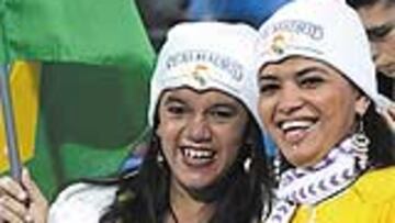 <b>LAS 'SEX BOMB' DE RONIE. </b>Las dos brasileñas que dieron color y belleza al Bernabéu se lo pasaron en grande con Ronie. Abajo, pancarta curiosa: "Owen, te cambio tu camiseta por los ajos morados de Las Pedroñeras".